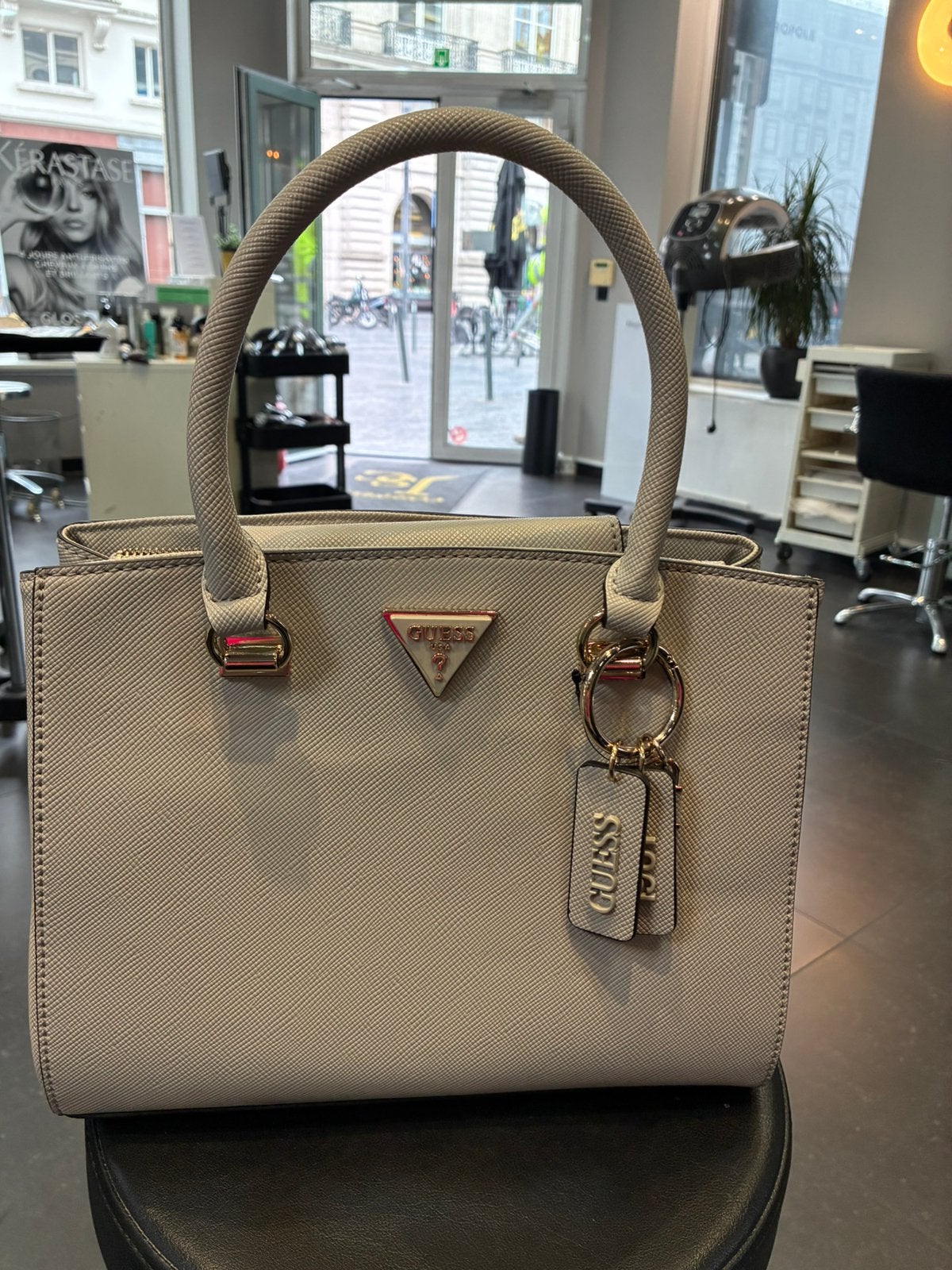 Sac beige de marque GUESS, Enlèvement, Comme neuf, Beige