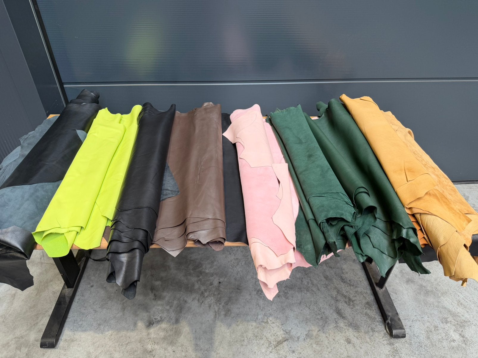 Lamsleer / Kledingleer – Diverse kleuren, Hobby en Vrije tijd, Stoffen en Lappen, Nieuw, Ophalen of Verzenden