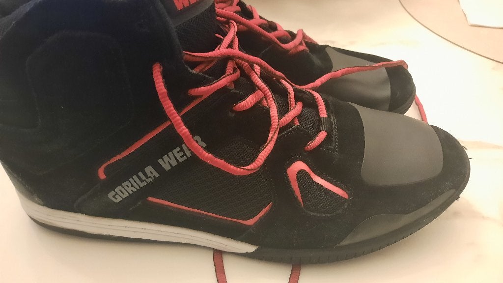 Gorilla Wear Sportschoenen - Zwart/Rood MAAT 44, Ophalen of Verzenden, Gedragen, Sportschoenen, Zwart