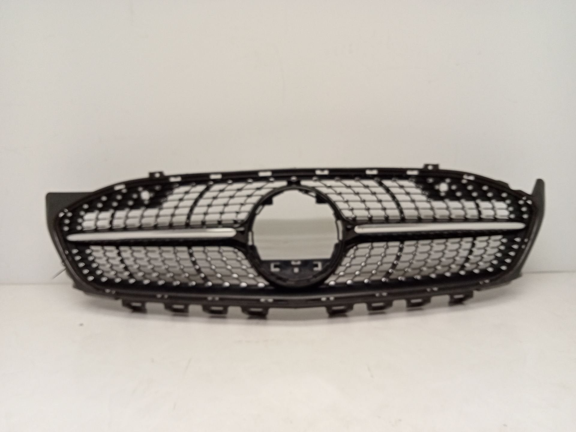 Calandre diamant d'origine Mercedes-Benz W118 CLA-Class, Mercedes-Benz AG, Mercedes-Benz, Utilisé, Mercedesstrasse 120
70372  Stuttgart, DE