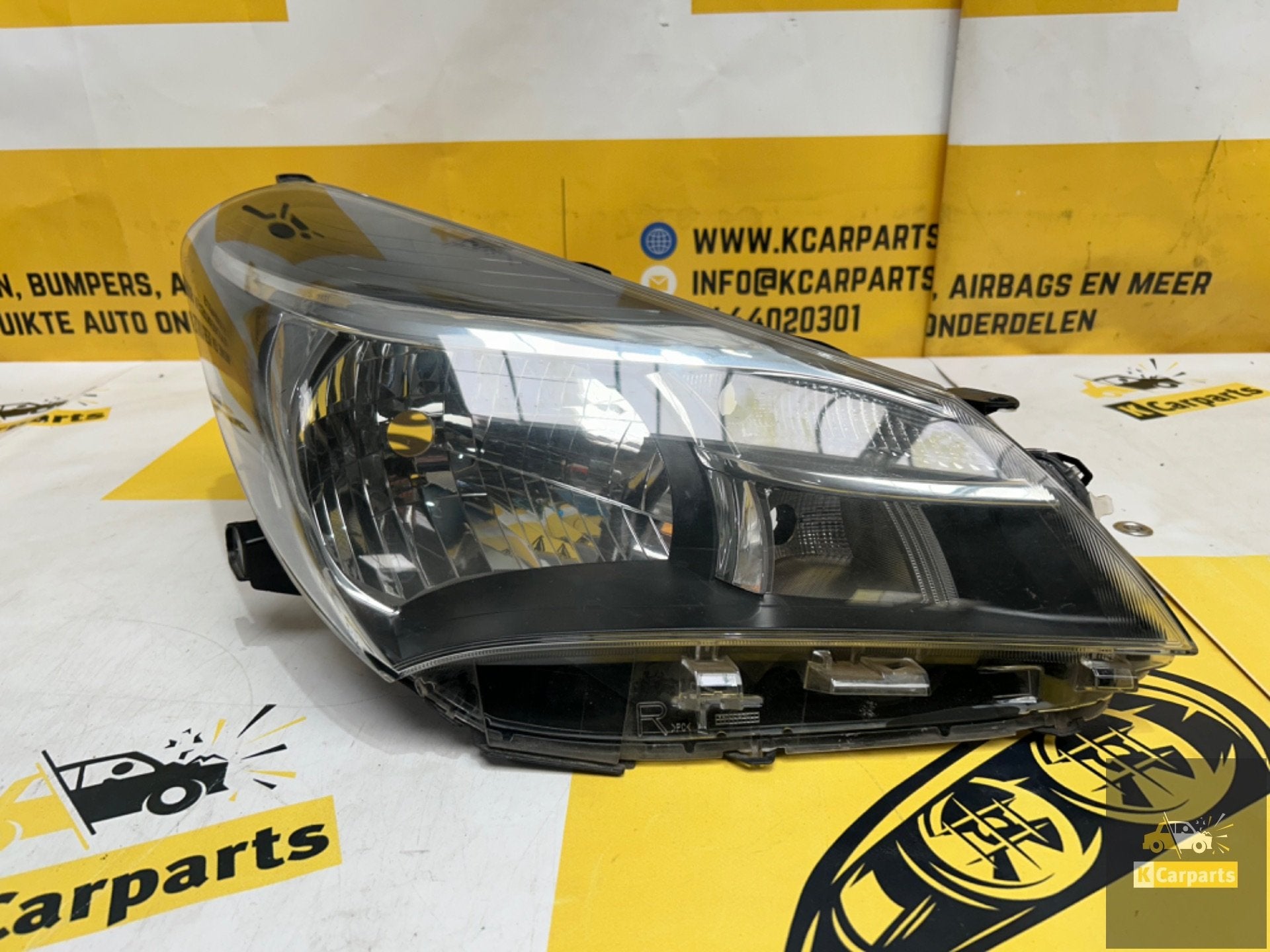 Toyota YARIS Phare droit d'origine Phare halog ne H7, Info@fabrikant.eu, Fabrikant BV, Fabrikantstraat 1
1000 AA  Amsterdam, NL