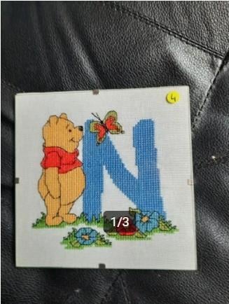 Ingelijst (glas) borduurwerk Winnie the Pooh - Letter " N ", Hobby en Vrije tijd, Borduren en Borduurmachines, Ophalen of Verzenden