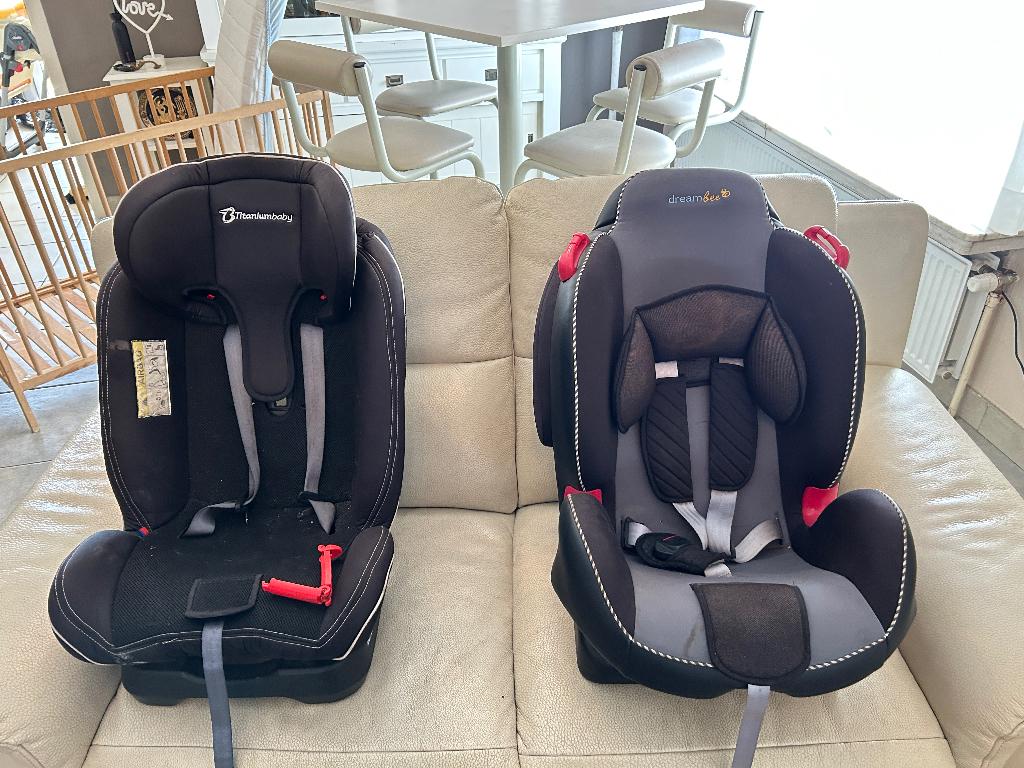 2 sièges auto pour enfants, Enfants & Bébés, Autres marques, Ceinture de sécurité, Enlèvement ou Envoi, Mode veille