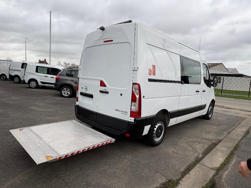 Opel Movano L2H2 met laadbrug 1ste eig airco bluetooth boek, Auto's, Bestelwagens en Lichte vracht, Voorwielaandrijving, Stof