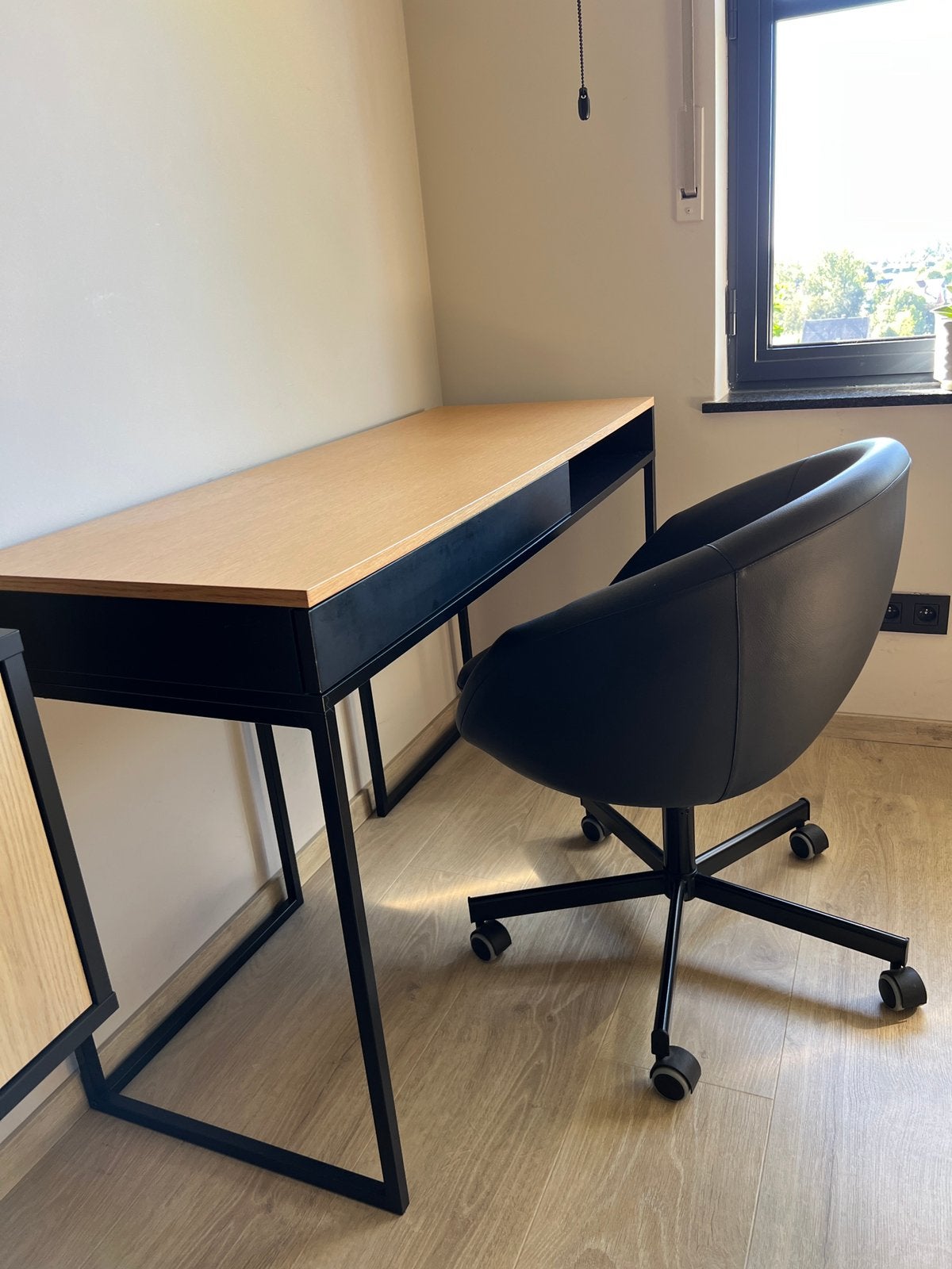 Bureau/dressoir/schminktafel met stalen frame en stoel, Ophalen, Opbergruimte, Zo goed als nieuw, Overige materialen
