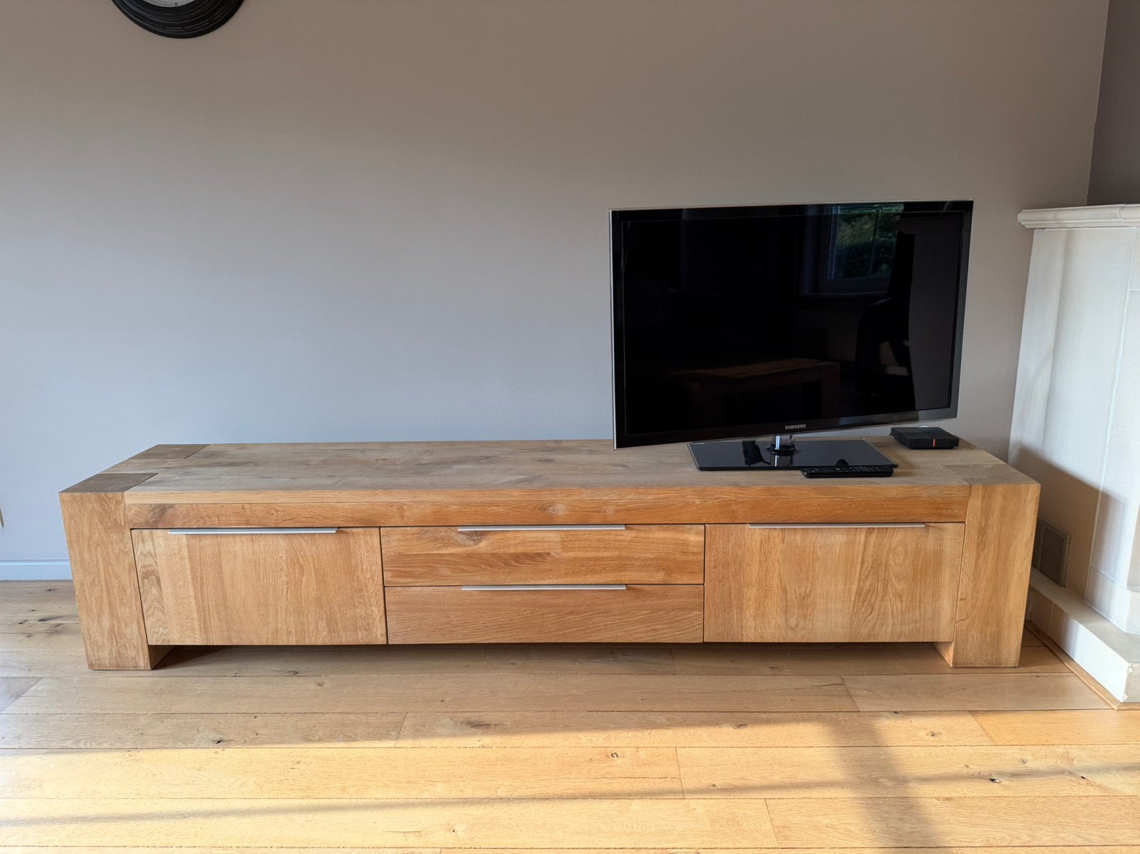 Massief eiken lage kast / tv-meubel, Huis en Inrichting, Ophalen, Gebruikt, Landelijk modern, Eikenhout