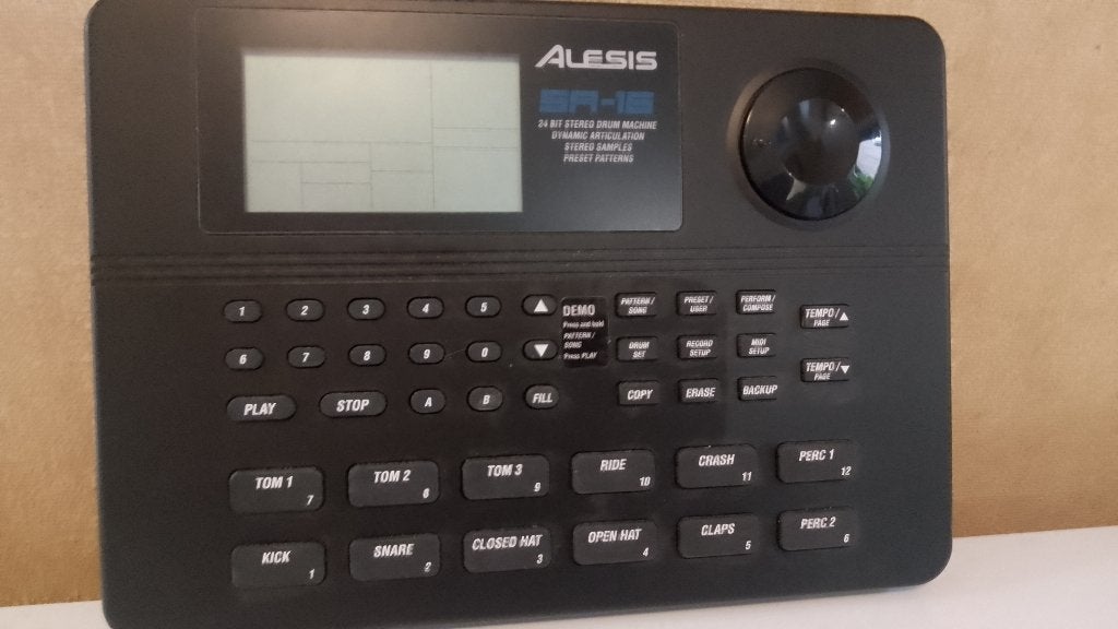 Boîte à rythmes Alesis SR-16, Musique & Instruments, Enlèvement, Comme neuf, Autres marques, Électronique