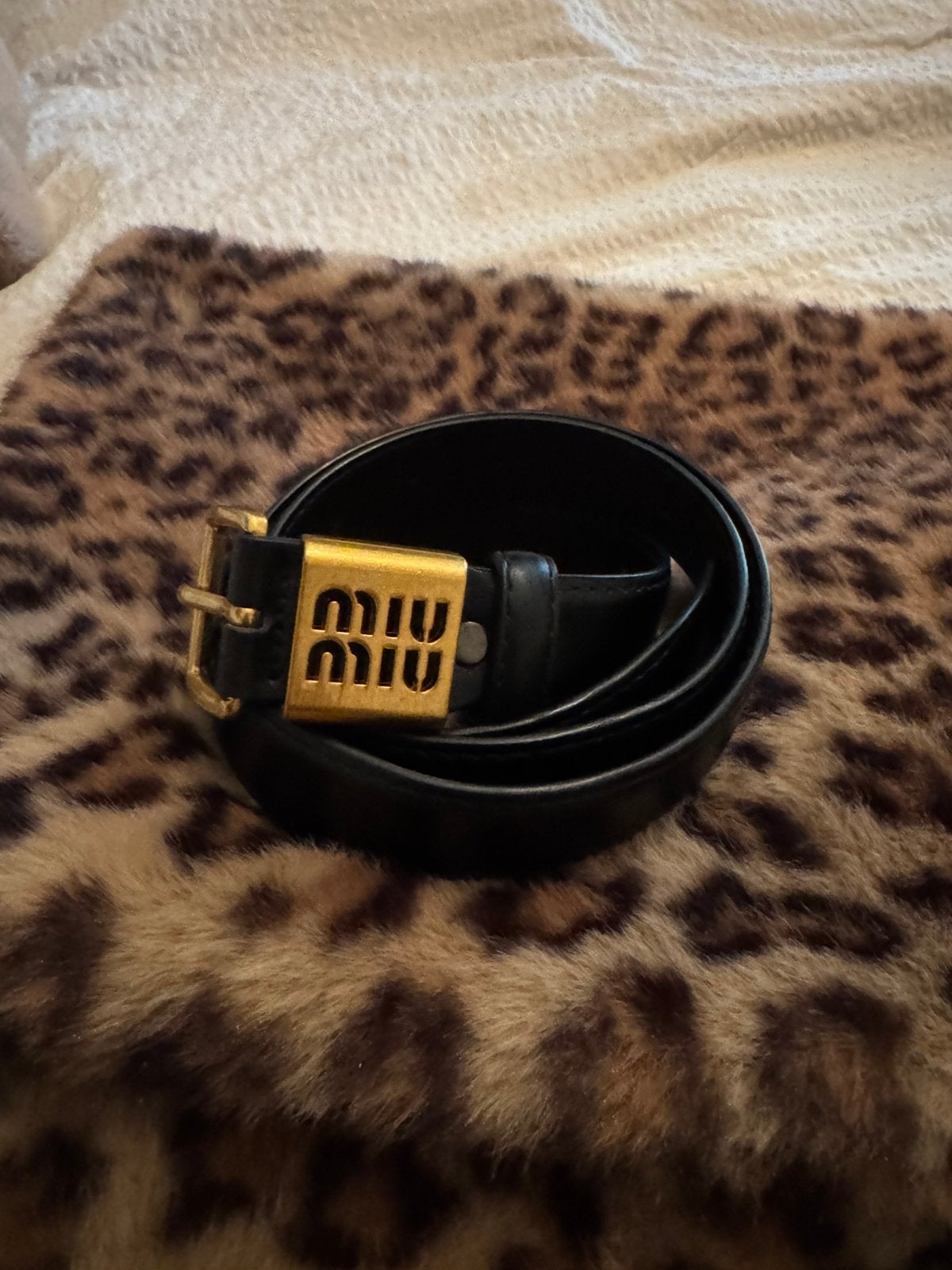 🖤  Zwarte miumiu riem met gouden gesp, Vêtements | Femmes, Enlèvement, Noir