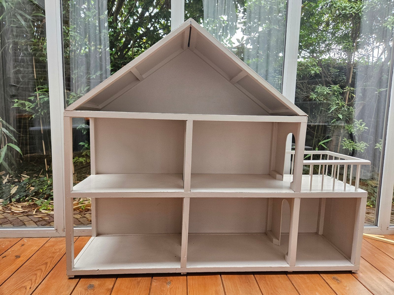 Groot houten poppenhuis met barbies en meubeltjes, Ophalen, Poppenhuis