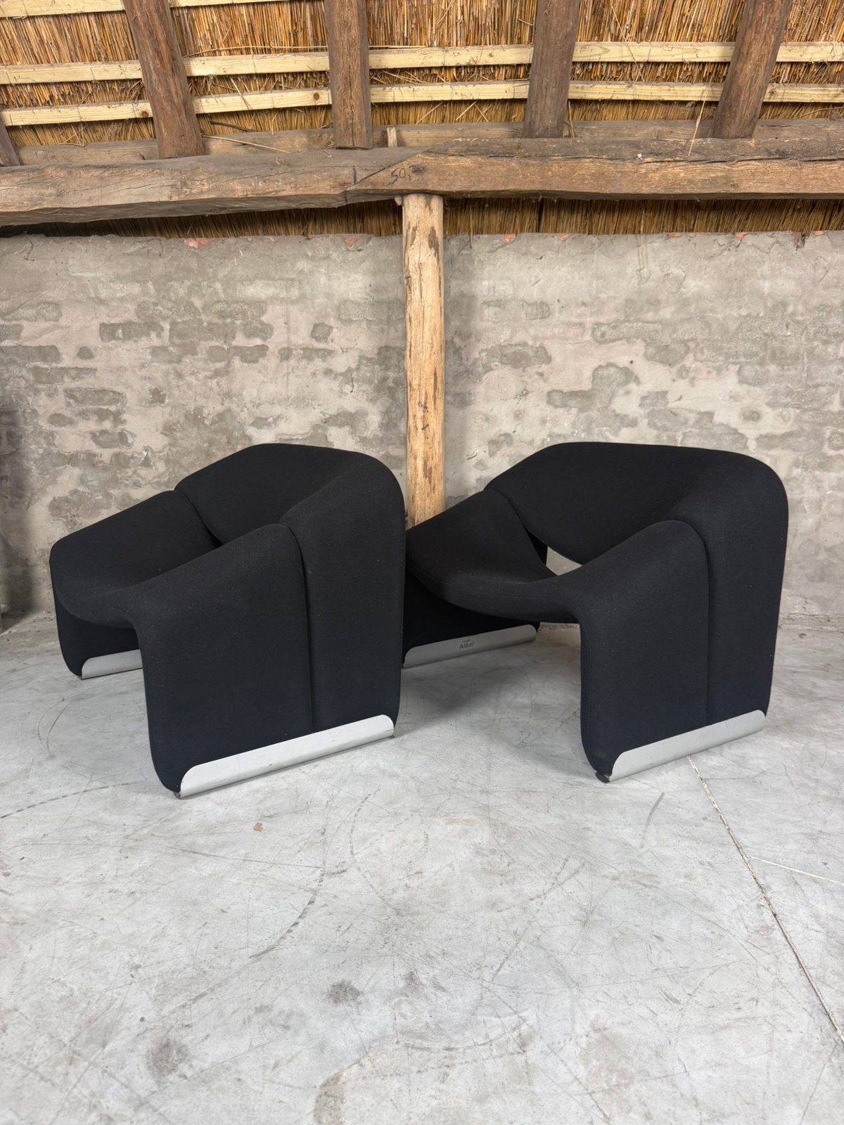2 zwarte Artifort F598 Groovy M-Chairs, Huis en Inrichting, Minder dan 75 cm, Ophalen of Verzenden, Zo goed als nieuw, 75 tot 100 cm
