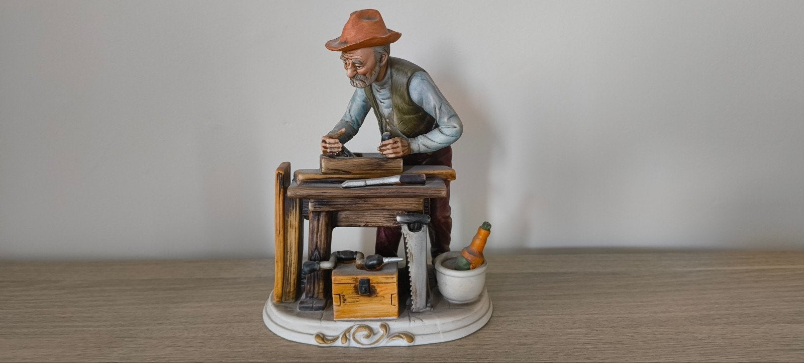 Statuette en biscuit, Ophalen