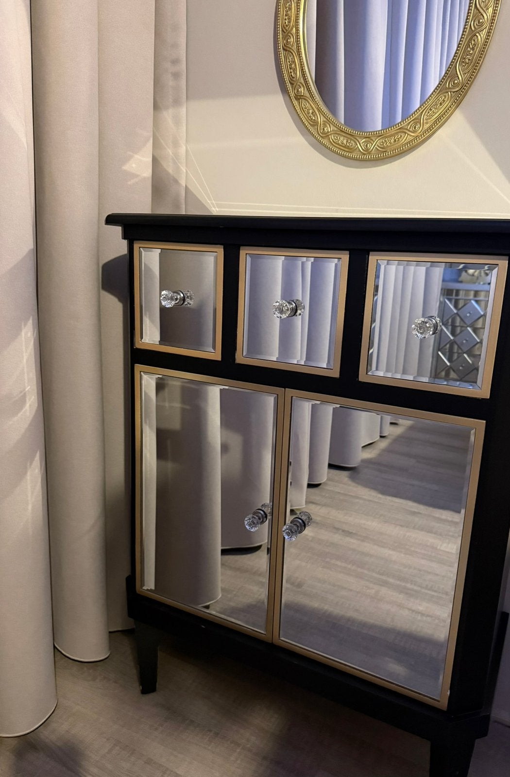 Luxe spiegelkast/ladekast zwart-goud 70x33x90 - Westwing, Ophalen, Zo goed als nieuw