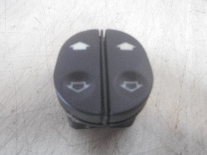 INTERRUPTEUR D'ALIMENTATION VITRE AVANT GAUCHE Ford Ka I, Henry-Ford-Straße  1
50735  Köln, DE, Ford-Werke GmbH, Kunden@ford.com