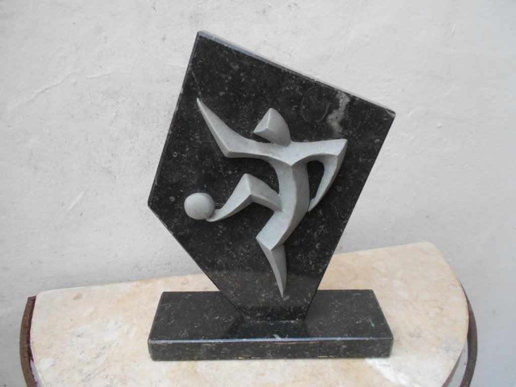 beeld voetbal trofee   brutalisme, Antiek en Kunst, Kunst | Beelden en Houtsnijwerken, Ophalen of Verzenden, Beeld