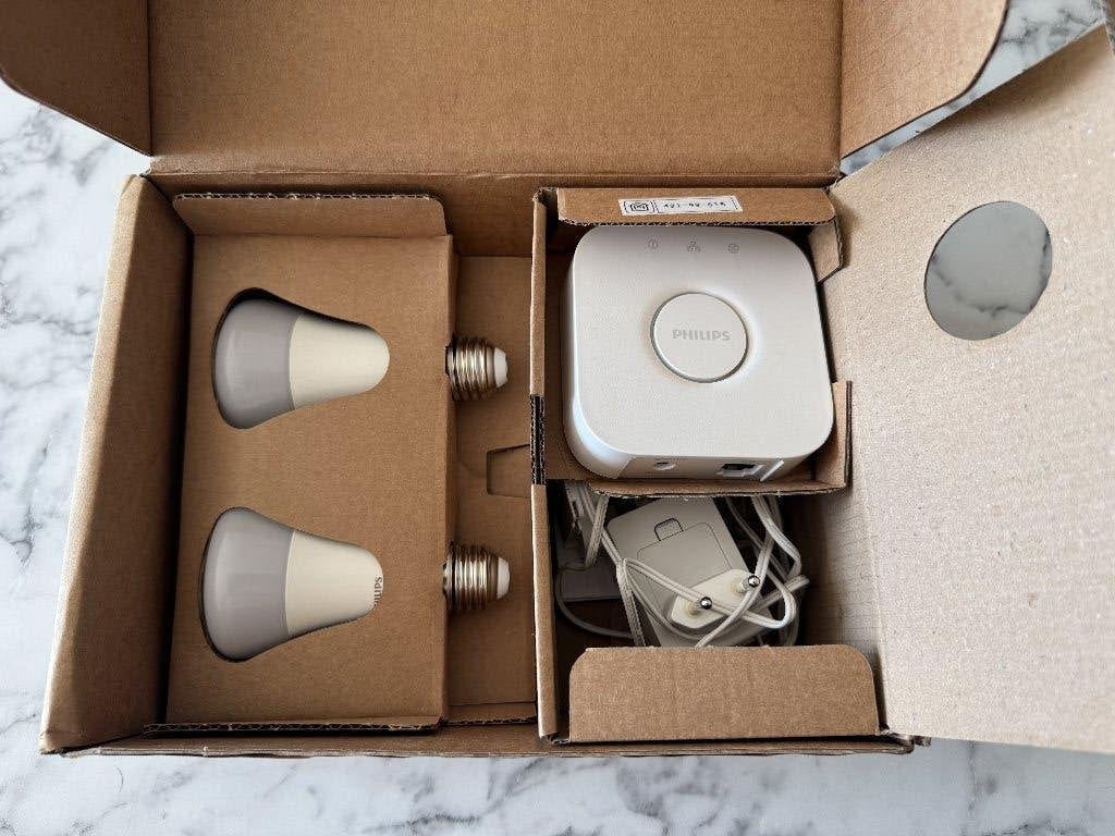 Philips hue starter kit e27 wit en kleur 806lm, Maison & Meubles, Lampes | Lampes en vrac, Neuf, 10 à 30 watts, Enlèvement, E27 (grand)