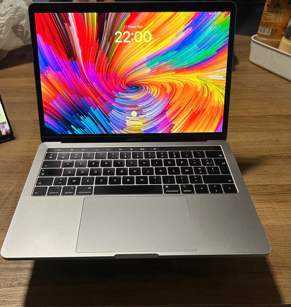 MacBook Pro 13 pouces avec barre tactile de 256 Go, 256 GB, Comme neuf, Azerty, 8 GB