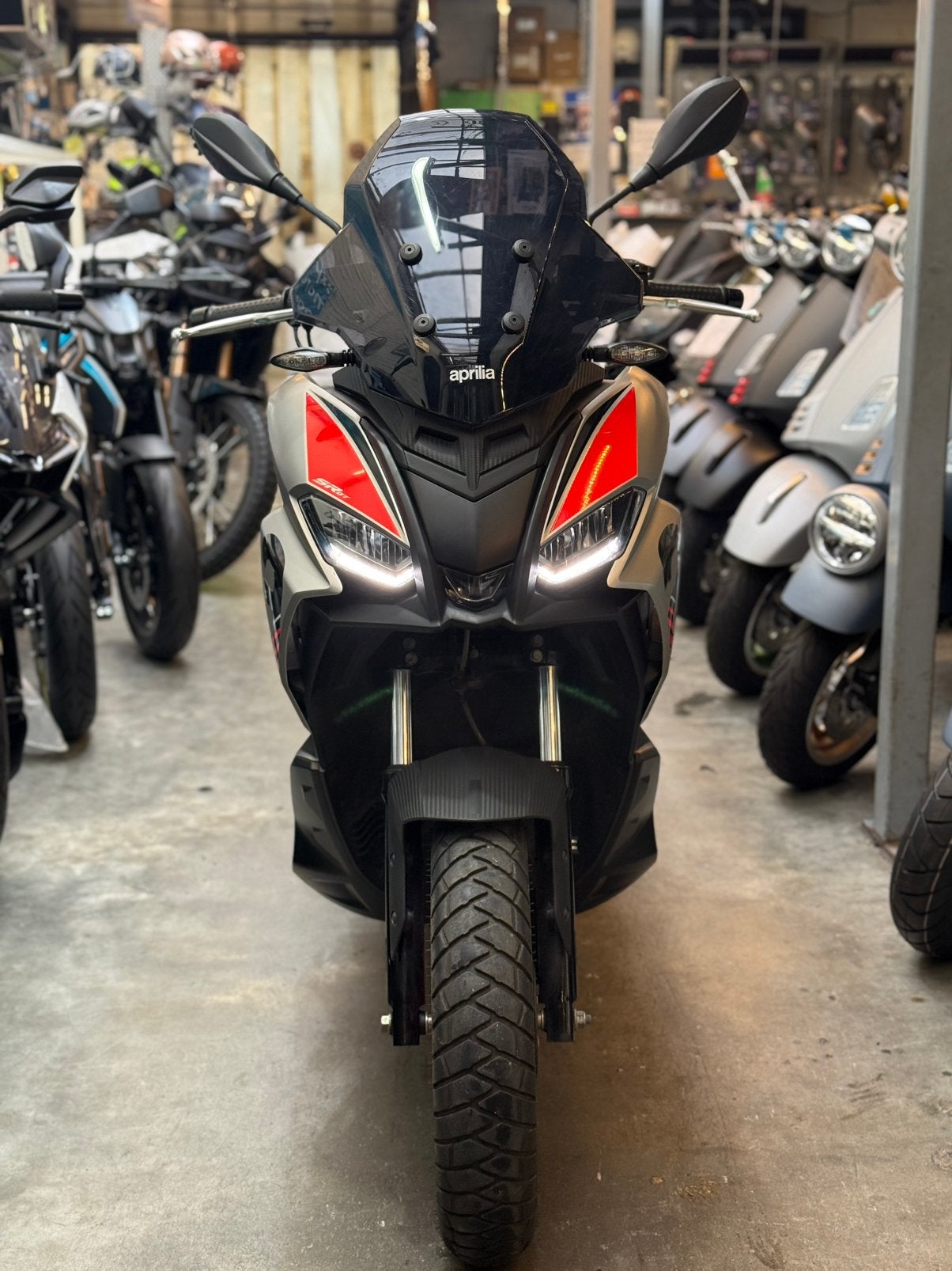 APRILIA SR GT 125 — 06/2025 — 6 924 KM — 2 JAAR GARANTIE, Fietsen en Brommers, Ophalen, 125 cc, Zo goed als nieuw, Benzine