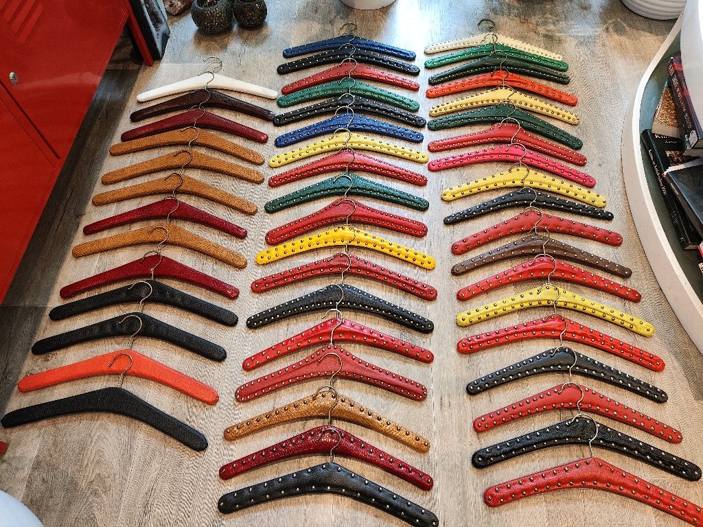 50 cintres vintage en skaï, en excellent état,en un seul lot, Vêtements | Femmes, Cintres, Enlèvement ou Envoi