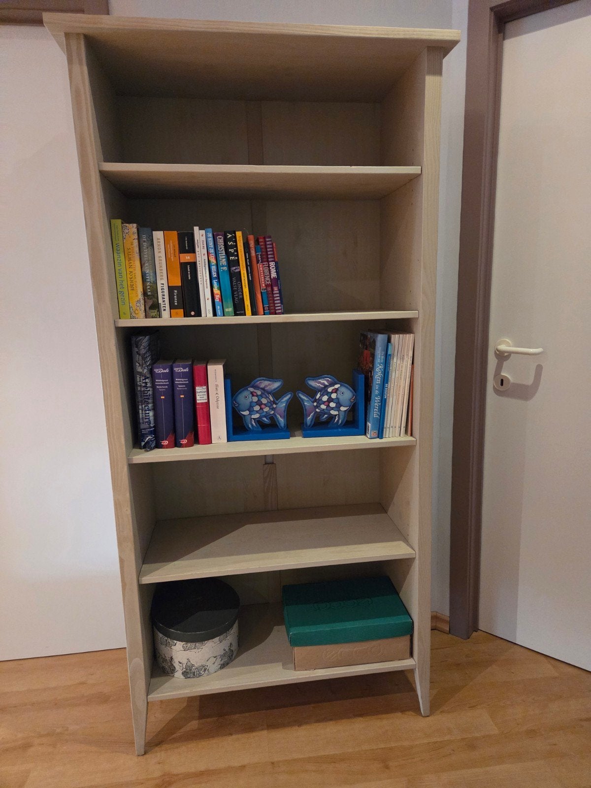 Houten boekenkast, Enlèvement