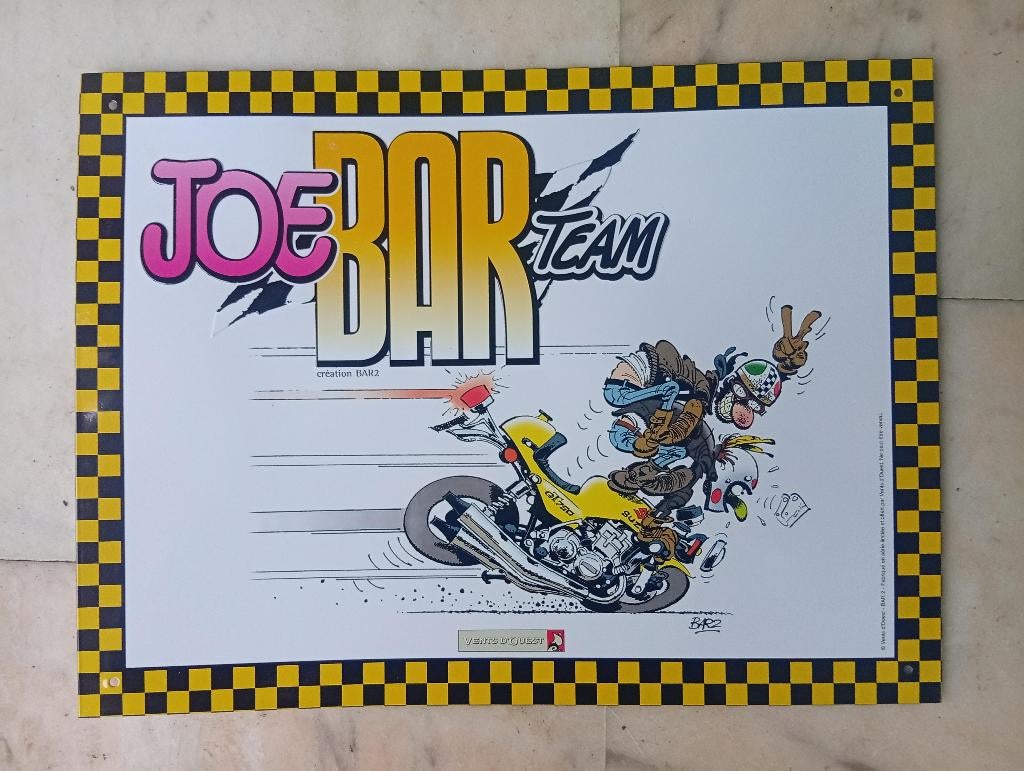 Plaque en métal ''Joe Bar Team" - Parfait état., Collections, Personnages de BD, Neuf, Image, Affiche ou Autocollant, Autres personnages