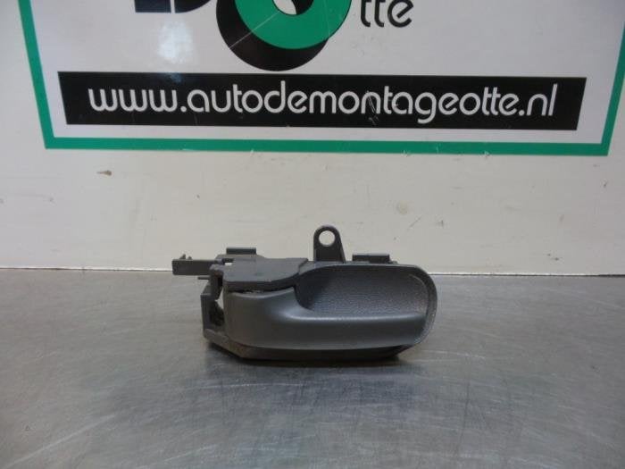 Poignée portière 2portes gauche d'un Peugeot 107 (107 05-), -, 3 mois de garantie, Utilisé, -
