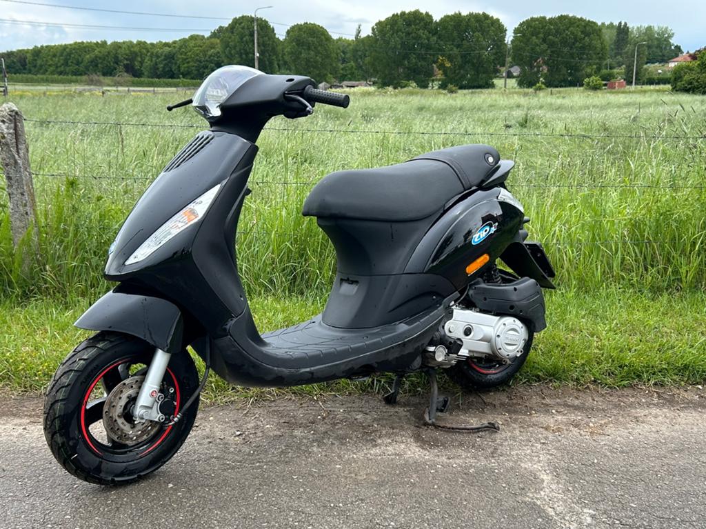 Piaggio Zip 4T klasse A ( als nieuw), Fietsen en Brommers, Scooters | Piaggio, Ophalen, Zip, Klasse A (25 km/u), Zo goed als nieuw