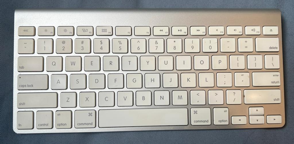 Apple Wireless Keyboard A1314 QWERTY Bluetooth, Informatique & Logiciels, Claviers, Utilisé, Qwerty, Sans fil, Enlèvement