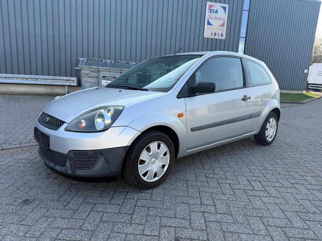 FORD FIESTA 1.4 ESSENCE BJ 2007 120000 KM BON ÉTAT, Auto's, Voorwielaandrijving, Stof, 4 cilinders, 1396 cc