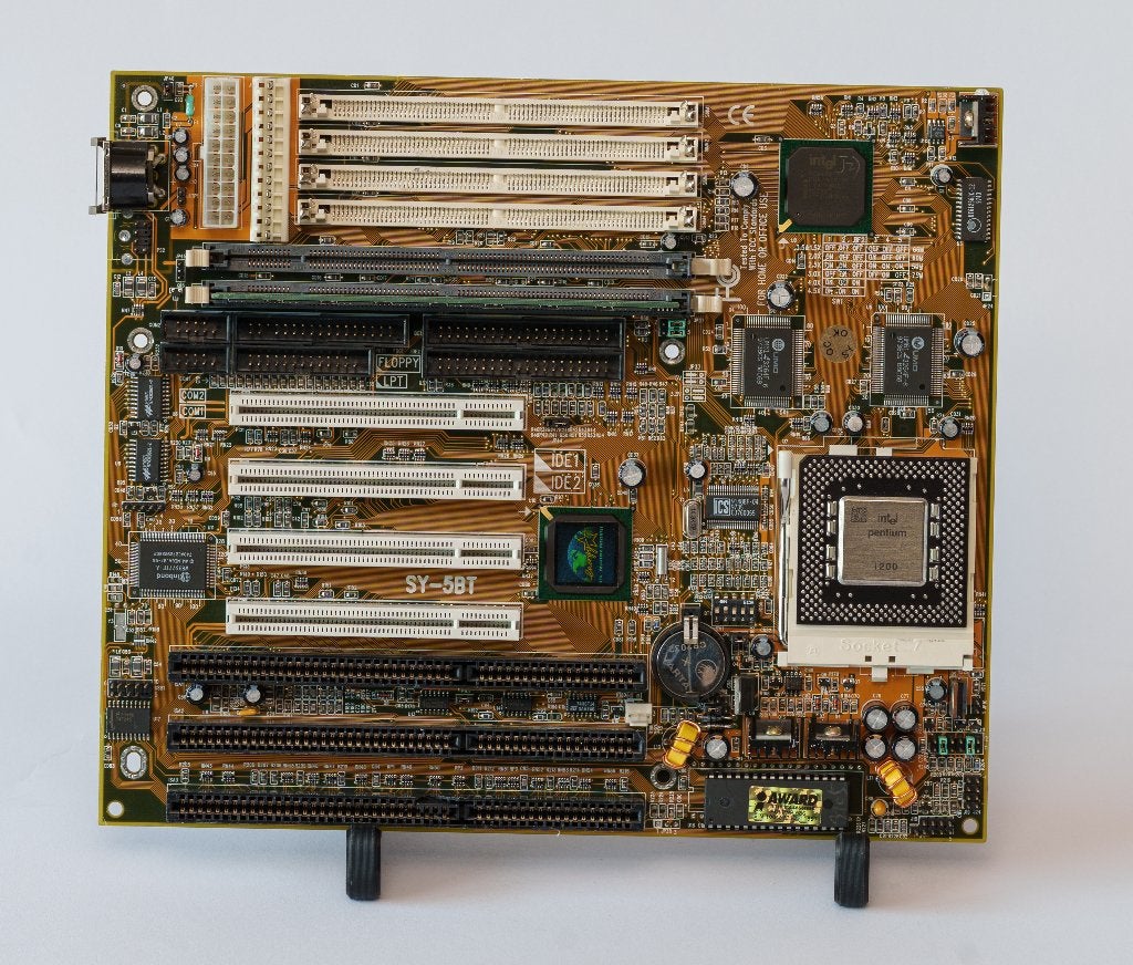 Soyo SY-5BT + Intel Pentium 200 (socket 7), Computers en Software, Moederborden, Ophalen of Verzenden, Refurbished, Intel, Overige soorten
