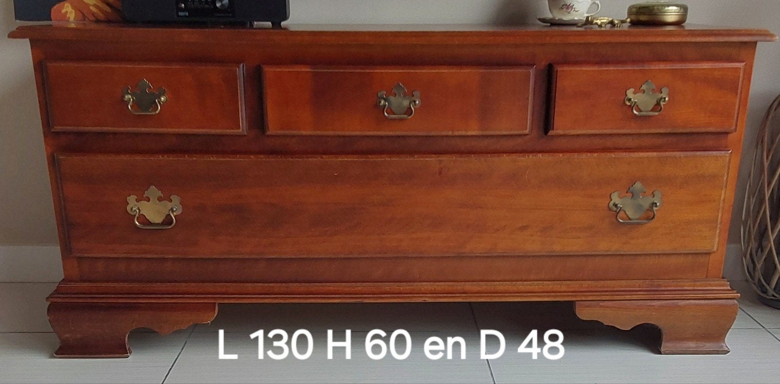 Commode pleine en bois, probablement en cerisier, Enlèvement