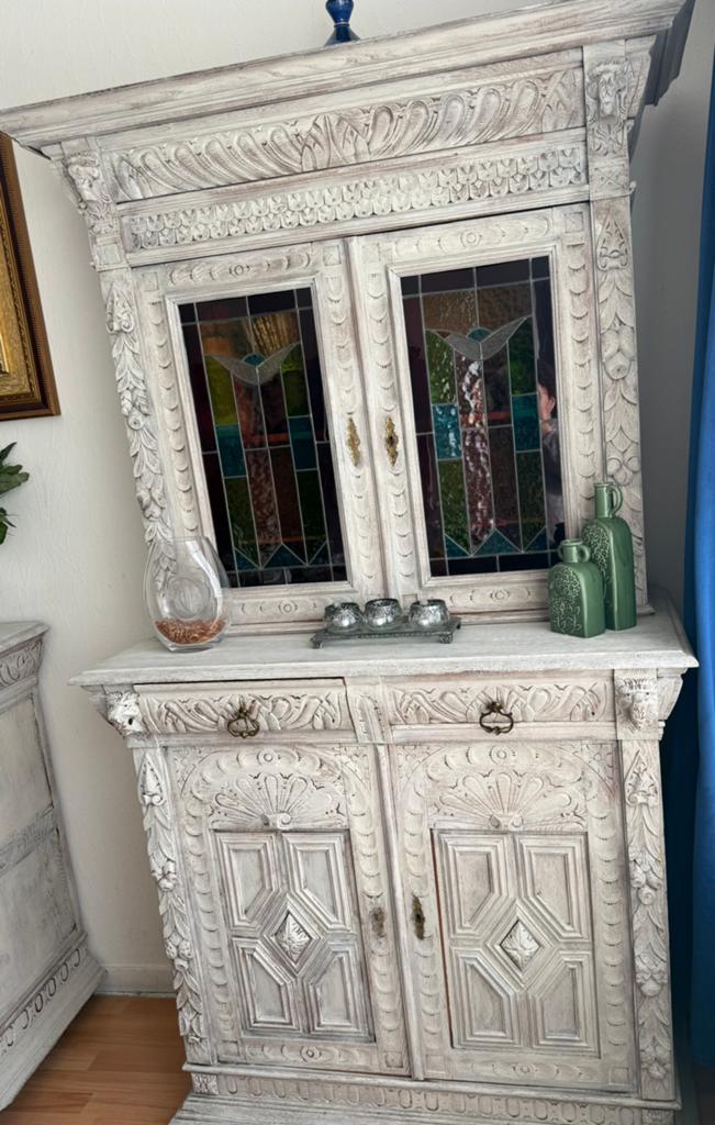 Antieke witte buffetkast met glas-in-lood en houtsnijwerk, Ophalen, Zo goed als nieuw, Glas