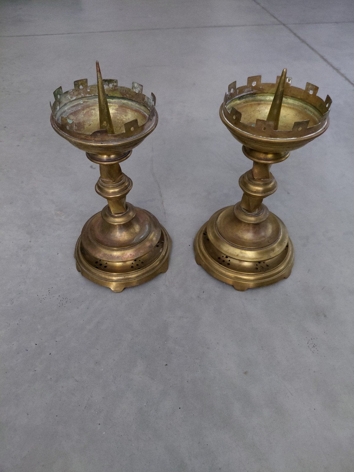 Paire de chandeliers en cuivre, Enlèvement
