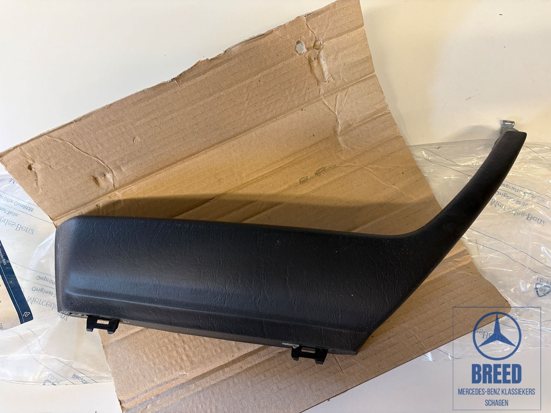 NOS armsteun portier linksvoor zwart Mercedes-Benz W124 S124, Auto-onderdelen, Interieur en Bekleding, -, Nieuw, Ophalen of Verzenden
