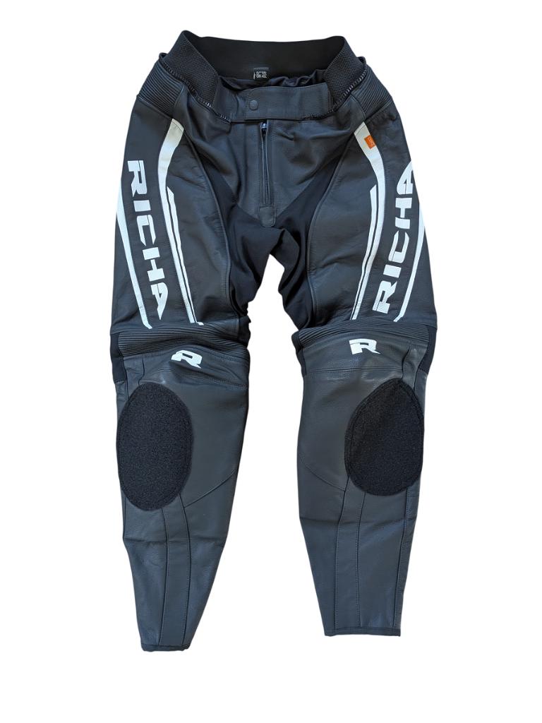 Nieuwe Richa Assen leren motorbroek heren - Maat 52, Broek | leer, Heren, Ophalen of Verzenden, Nieuw zonder kaartje