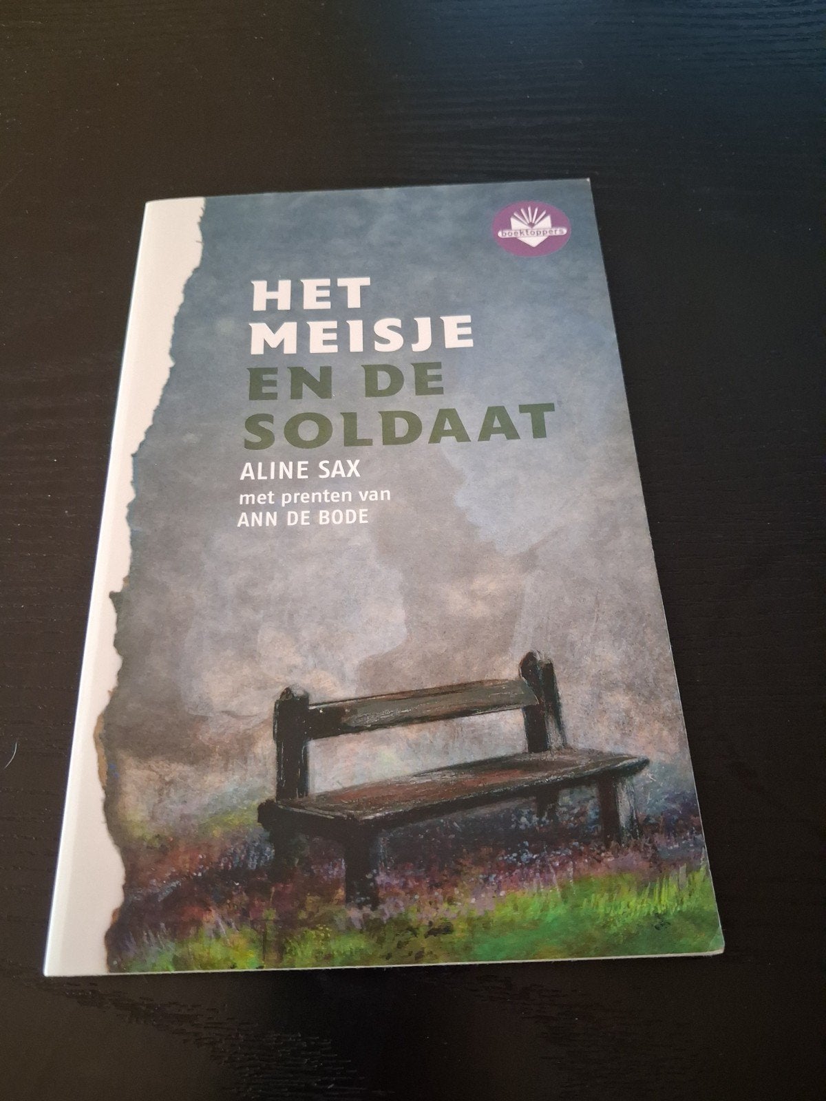 Het meisje en de soldaat, Boeken, België, Aline Sax, Ophalen of Verzenden, Zo goed als nieuw