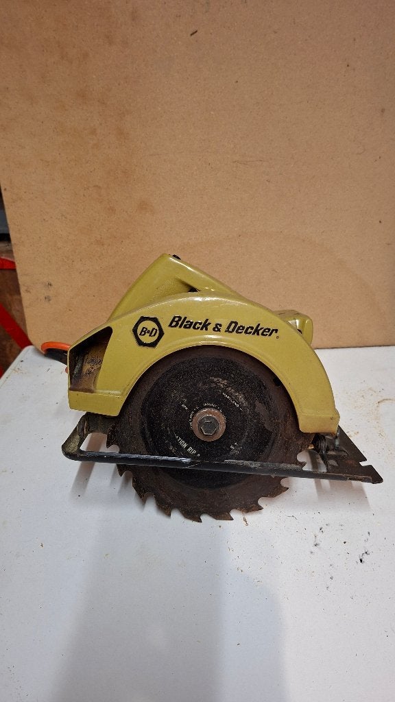 Petite Scie circulaire Black et Decker (ancienne), 1200 watts ou plus, 30 à 70 mm, Enlèvement, Utilisé