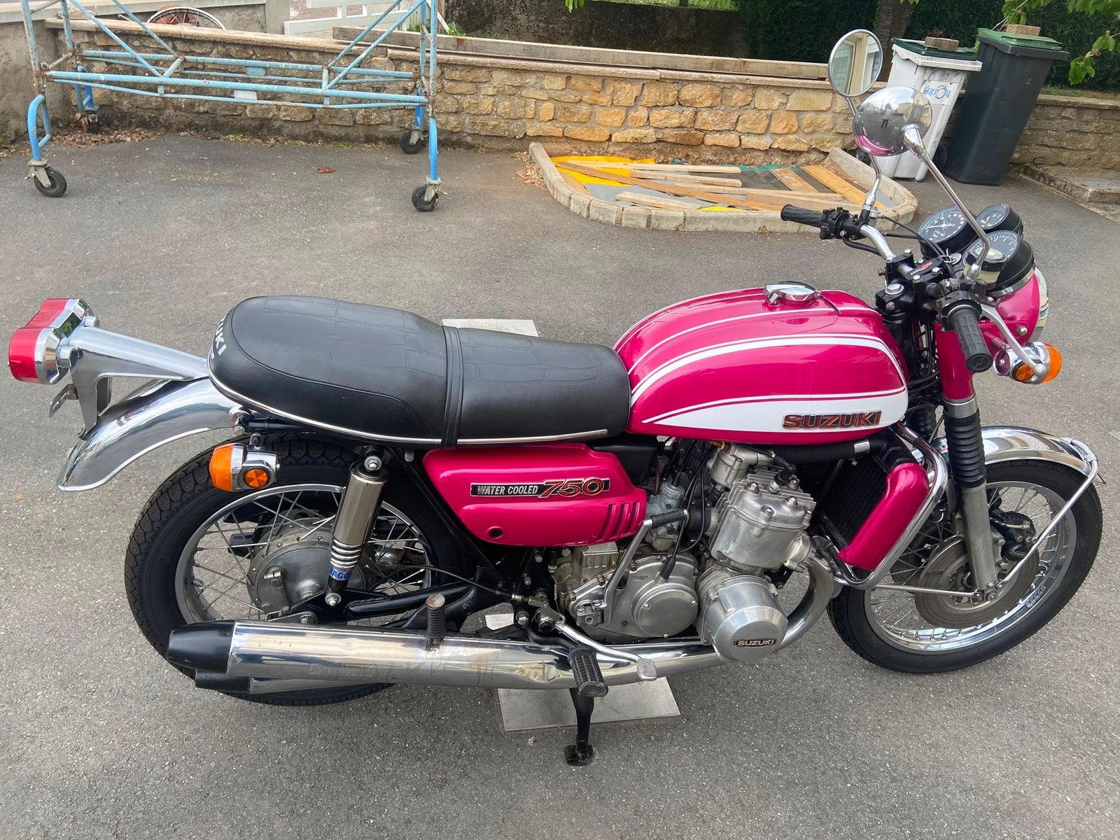 Suzuki GT 750, Motos