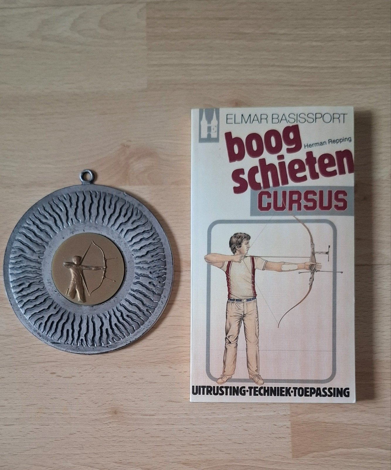 Boogschieten, cursus + zware medaille, Ophalen of Verzenden, Gelezen