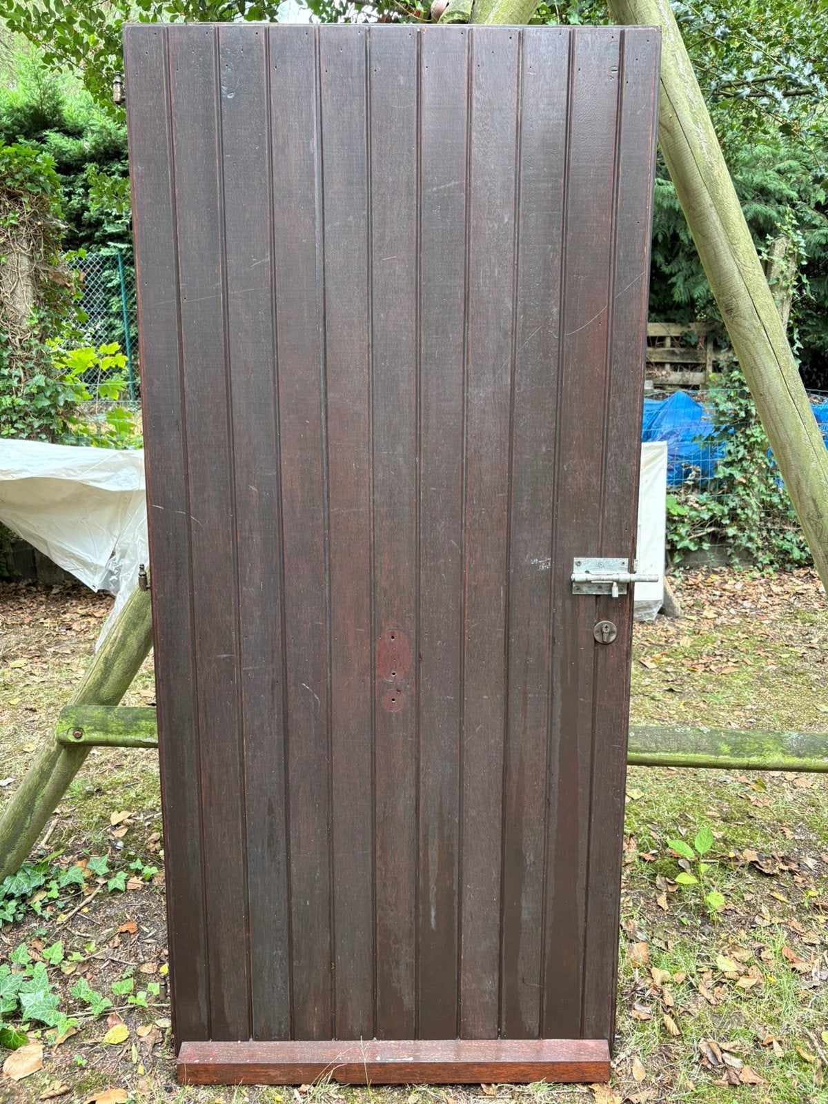 Porte en bois massif avec cadre et ferrures, Enlèvement, Comme neuf