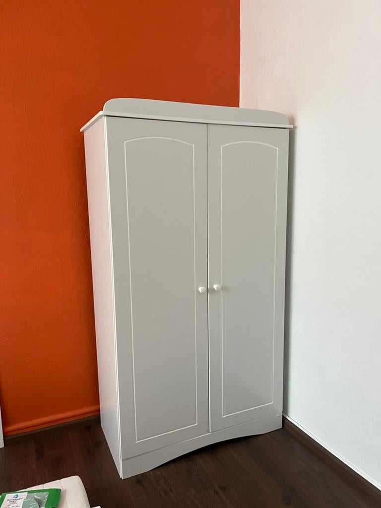 Kleerkast, Ophalen, Met deur(en), Gebruikt, 100 tot 150 cm