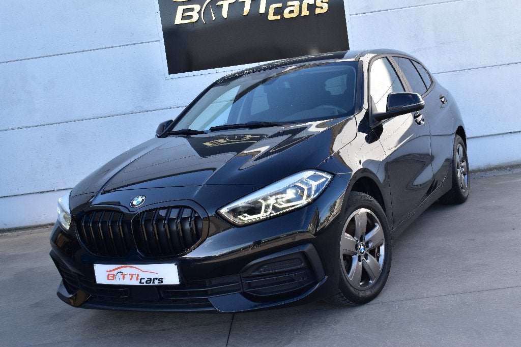 BMW 116d || Shadow look || DAB || Camera || LED, Auto's, Voorwielaandrijving, Zwart, https://public.car-pass.be/vhr/28efa3f5-2452-43e2-968e-421a78eec44b