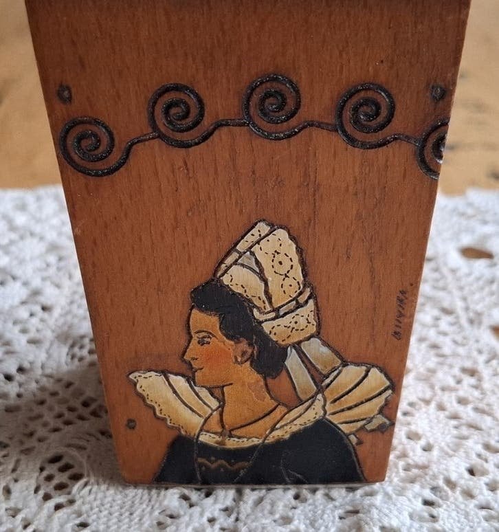 Gemerkte vintage Franse houten spaarpot met Bretons dame, Antiek en Kunst, Ophalen of Verzenden