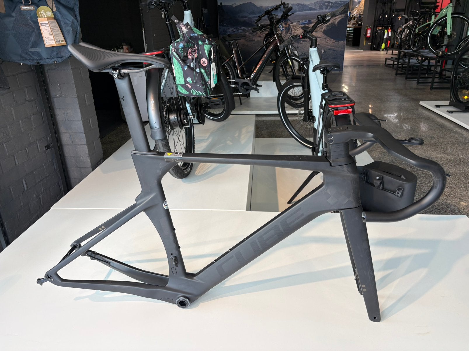 Nieuwe cube frameset met stuur , zadelpen, zadel maat 54, Ophalen of Verzenden, Nieuw
