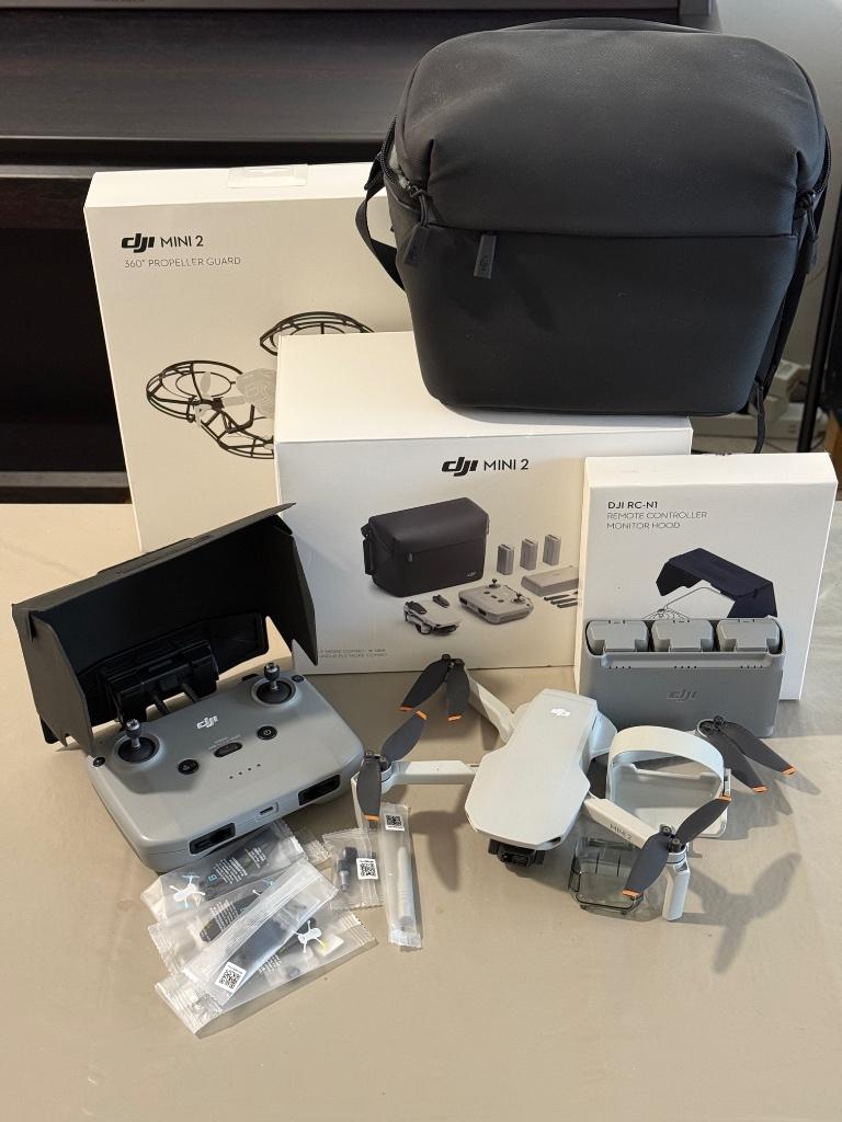 DJI Mini 2 Fly More Combo + extra's, TV, Hi-fi & Vidéo, Drones, Drone avec caméra, Enlèvement ou Envoi, Moins de 250 g, 5 à 10 km