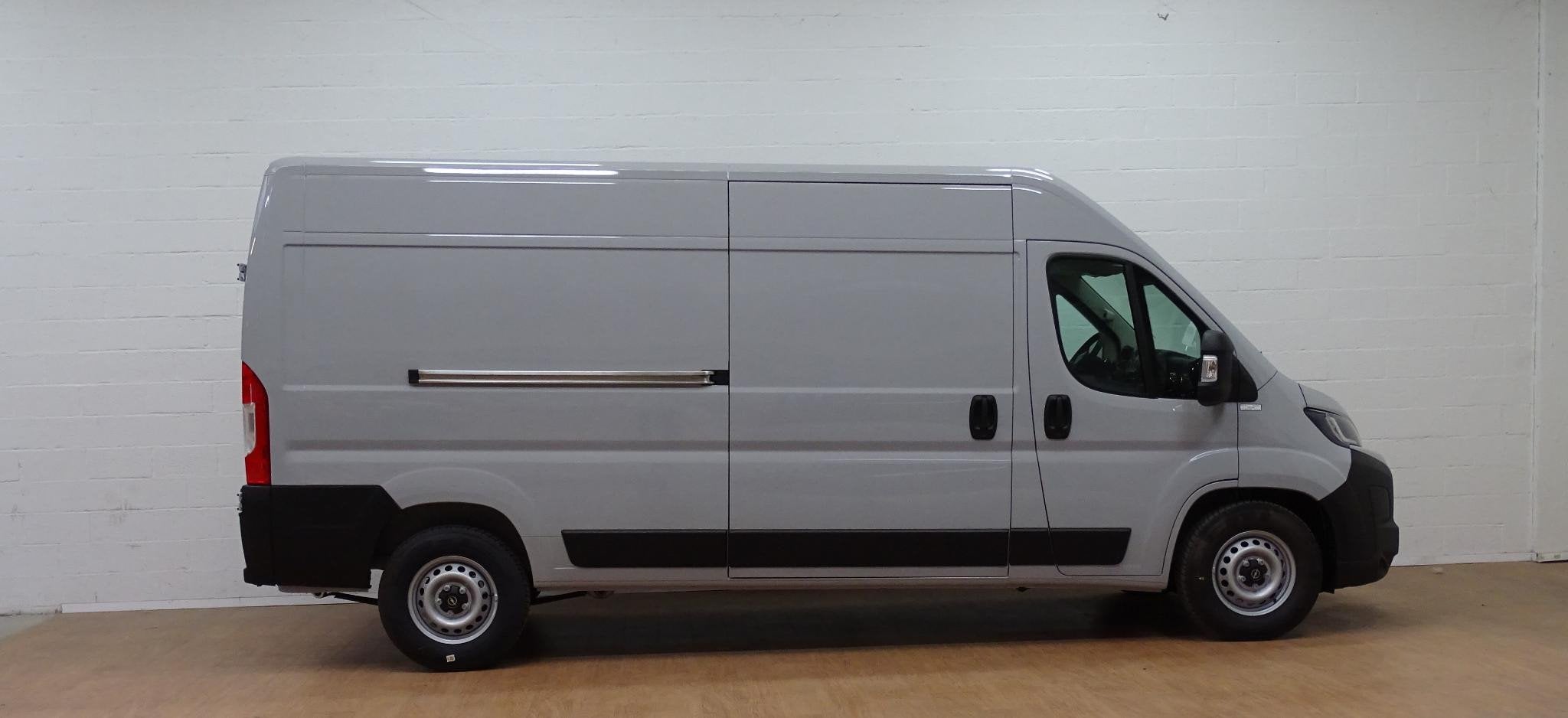 Opel Movano 3500 2.2 Turbo D S/S 180 AT8 L3H2 Heavy, Auto's, Bestelwagens en Lichte vracht, 4 deurs, Stof, Zwart, 4 cilinders