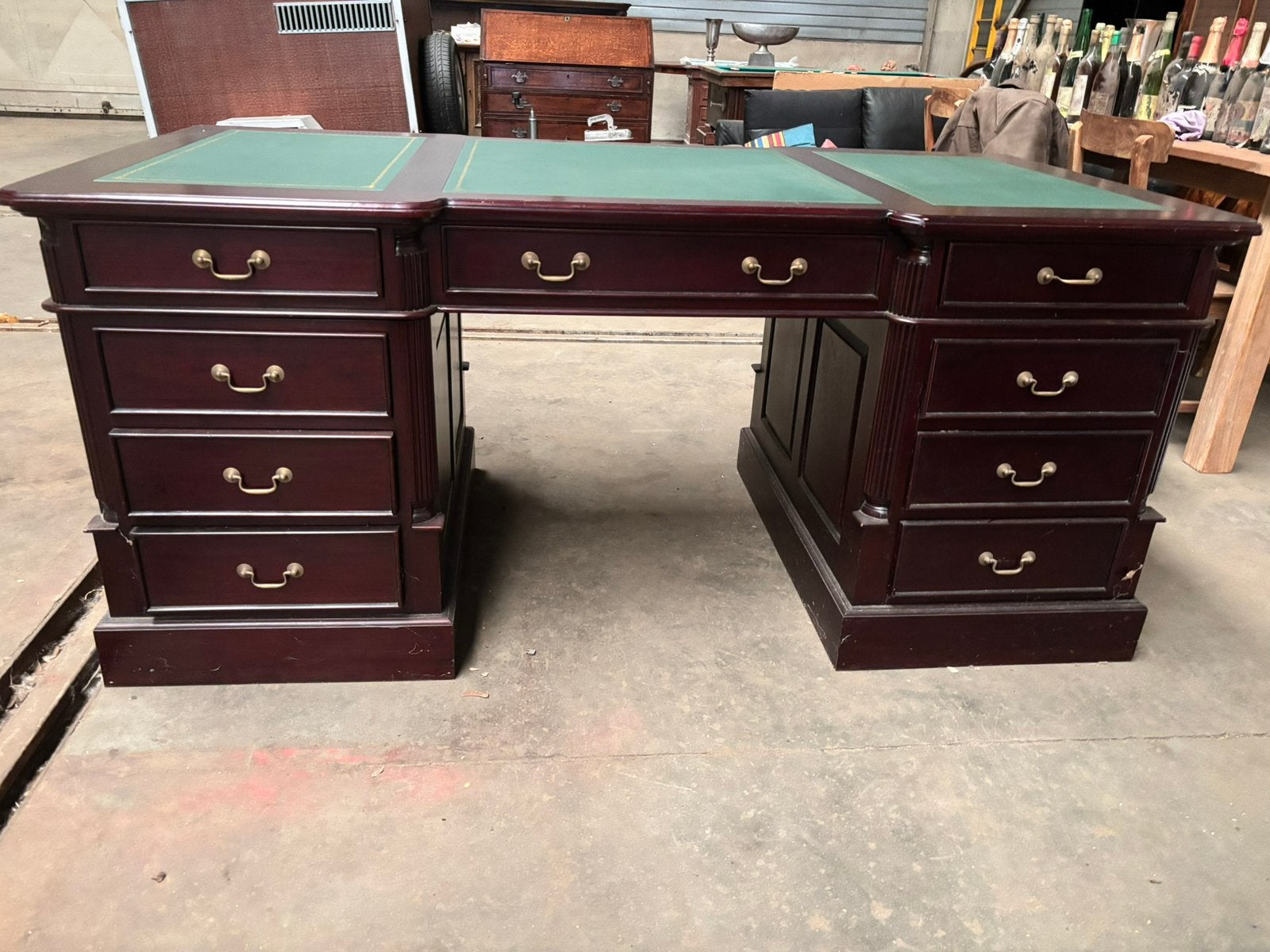 Beau bureau de notaire classique dans un style exotique, Enlèvement