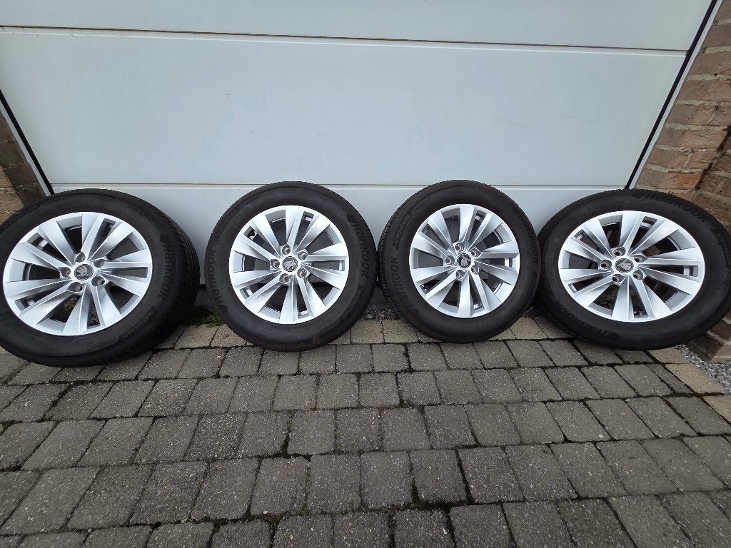 4 roues Skoda Octavia 16" pneus Hankook seulement 2500 km, Neuf, Pneus et Jantes, 16 pouces, Véhicule de tourisme