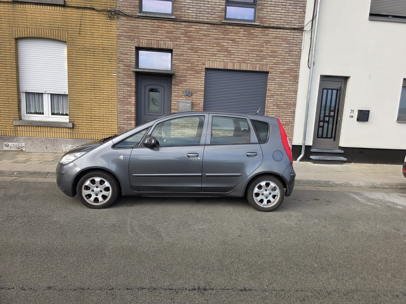 MITSUBISHI COLT 1.5 DIESEL 92.000 KM RÉELS AUTOMATIQUE, Autos, Argent ou Gris, Achat, Carnet d'entretien, Colt