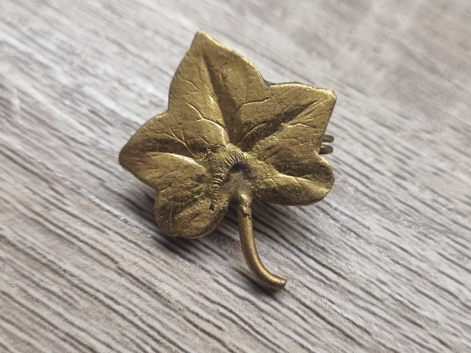 WW2 Canada Liberation Pin - Maple Leaf, Ophalen of Verzenden, Landmacht, Embleem of Badge