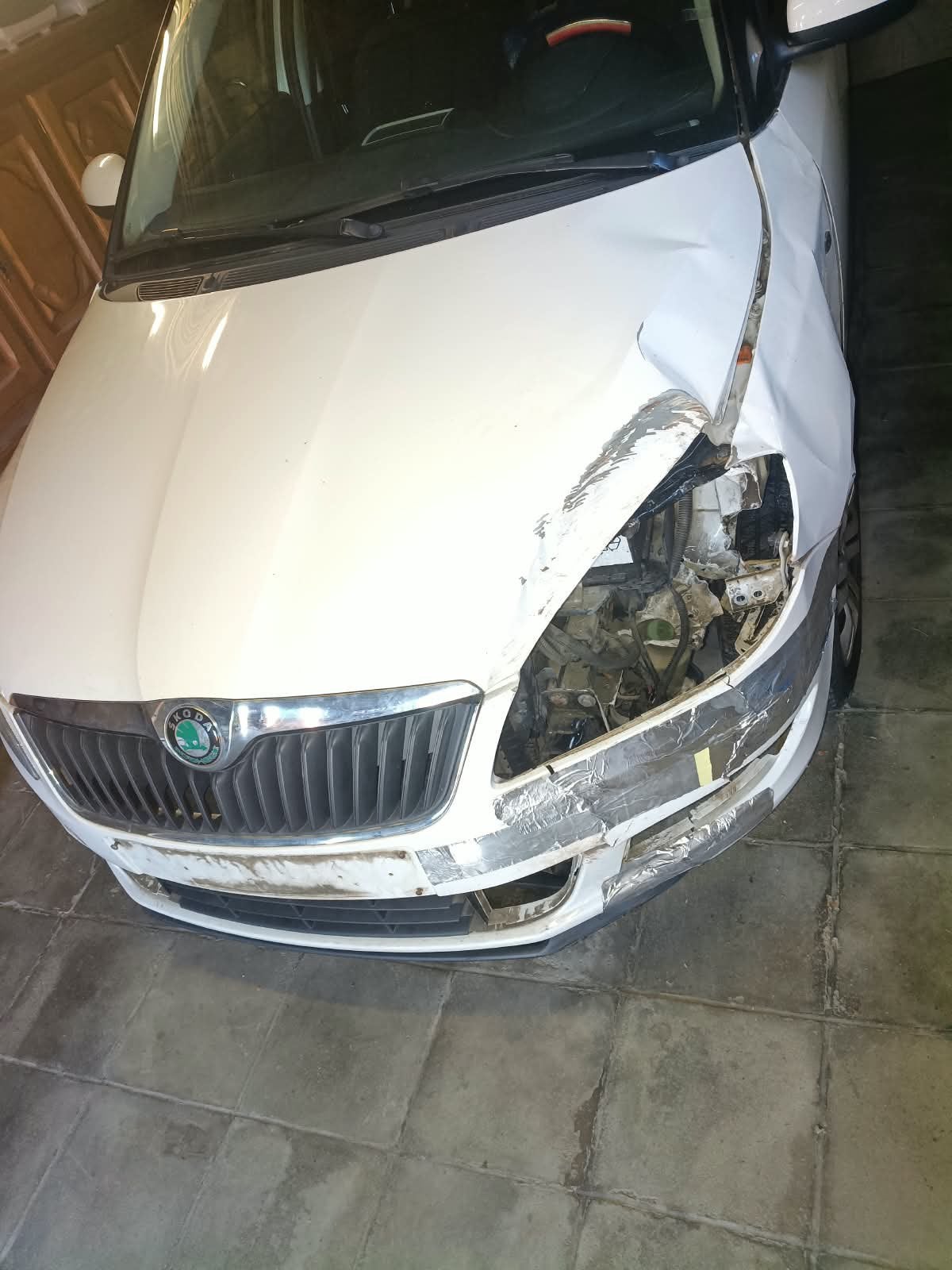 Skoda Fabia – 2012  ongeval auto, Ophalen, Voor, Skoda